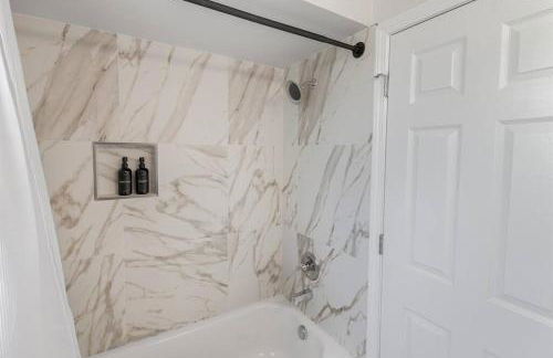 NEW! Comfy 1 Bedroom Flat I Hollywood Suites - Foto 12