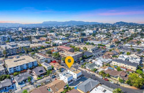 Experience Luxury 4BR Townhouse Sleeps 8 with Parking - Foto 41