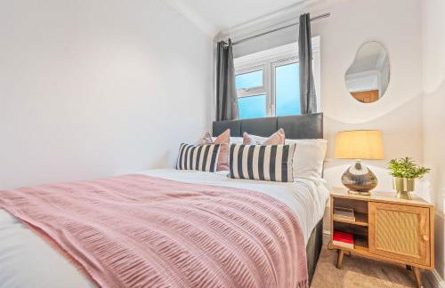 M54 Luxury Escape Sleeps 7- 4 Beds Off M54 - Driveway Parking- RAF Cosford Telford Albrighton Oxley Staffordshire -JLR Wolves Stafford I54 Business Park- 10 Mins to M6- 45 Mins to NEC and BHX Airport Regular & Long Work Stays available - Samina- ARZ Stays - Foto 7