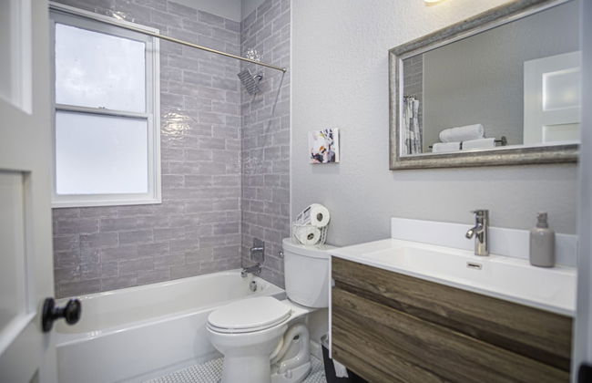 Chic Downtown Farmhouse With Garden and BBQ Grill - Foto 17