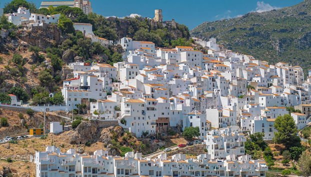Stylish 3 bed house 2 bathrooms, with patio, roof terrace and communal pool 5 minutes away from the beautiful Spanish white village of Casares Pueblo and only 20 mins from the sea - Foto 2, Imagen principal