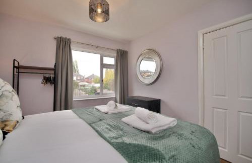 London Road Villa - Free Netflix, Private Parking, WiFi & Private Garden - Photo 26