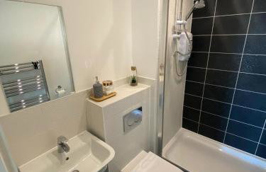 Oakgrove Apartment - 2 Bedroom with Terrance and private parking - Foto 16