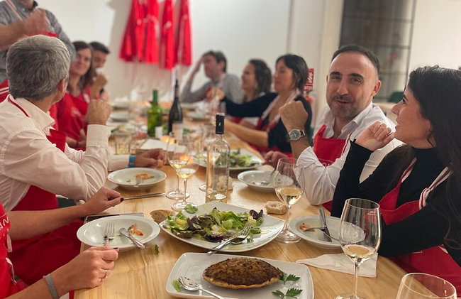 Clase de cocina vasca inmersiva para grupos pequeños en Bilbao con barra libre - Foto 11