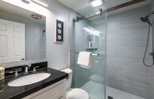 Serene Hilltop Oasis Above the City w Private Pool - Foto 28