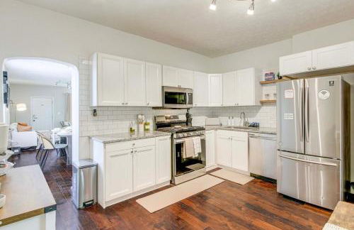 Quiet & Spacious Home Near Downtown - Foto 21