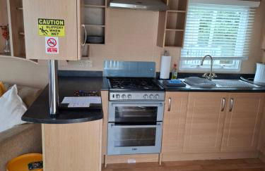 Caravan with hot tub at Tattershall lakes - Foto 34