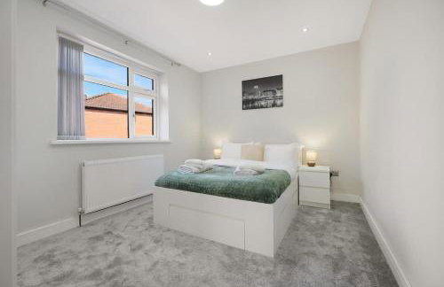 Stylish Home With Free Parking And Easy City Access - Photo 8