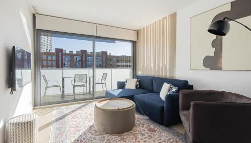 Quiet modern 2 bed apartment with Balcony, Pool and Free Parking - Foto 1