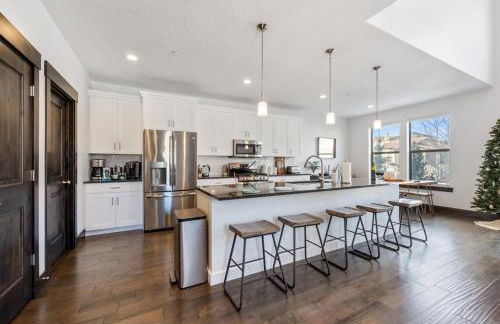 Pvt Hot Tub, Game Rm, Fire Pit, 12 Min Ski and PC - Foto 15