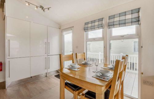 Bay View 2-Bed Lodge with Glorious Harbour View and Balcony - Photo 10