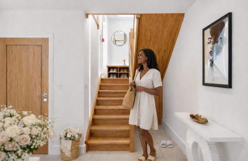 Exquisite 4BR Designer Home with Smart Features, Free Parking & SkyStream - Sleeps Up To 10 in Gerrards Cross SL9 - Photo 18