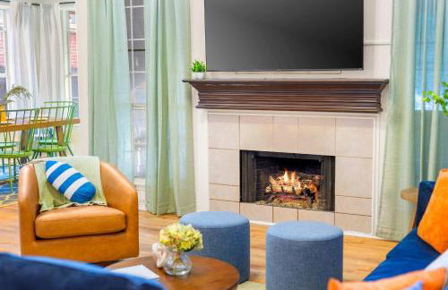 Resort Style Backyard Pool Pickleball Court - Foto 12