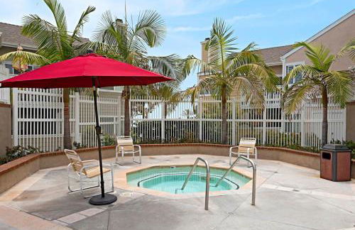 Chic Upstairs Condo Steps from Strands Beach - Foto 7