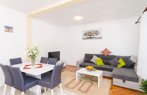 Villa Dalmatian Gem - Two-Bedroom Villa with Terrace and Swimming Pool - Photo 6