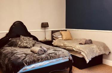 Spacious 5 Bedroom Home in Central Kidderminster with Private Parking and Electric Vehicle Facilities, Easy Access to Birmingham and Nearby Towns - Foto 18