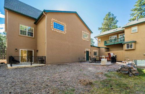 Luxury Retreat with Hot Tub Fire Pit & Forest Views - Foto 50