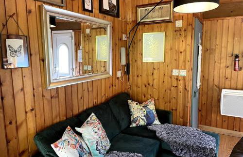 Belle 2 bedroom log cabin with hot tub, forest and loch - Foto 2