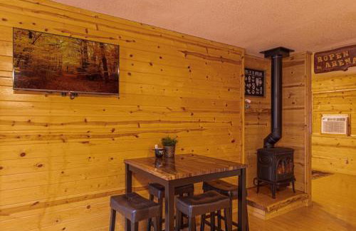 Cabin #6 Bobcat Bunkhouse - Pet Friendly - King Bed - Sleeps 4 - Photo 15