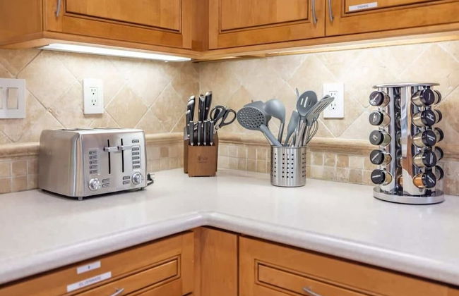 Marbella Lane - Charming 4BR Bungalo for Relaxing Retreat - Photo 23