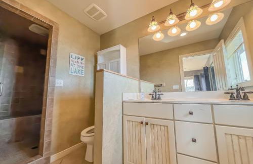 Luxury Stunning Mountaintop Home with Hot Tub and Lake Views - Foto 16