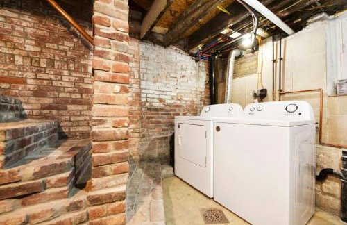 HostWise Stays - Prime Location in Lawrenceville, Exposed Brick 2BR Home - Foto 12