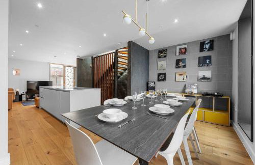 Luxury Canal St Villa with Free Parking - Foto 8