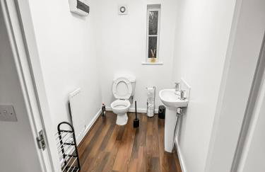 New Manchester City Getaway House with 2 FREE Parking - Foto 25