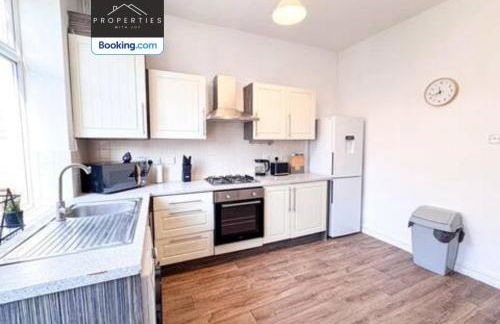 Centrally Located House By Properties With Joy Short Lets and Serviced Accommodation Ashton Ideal for Monthly Stay - Foto 4