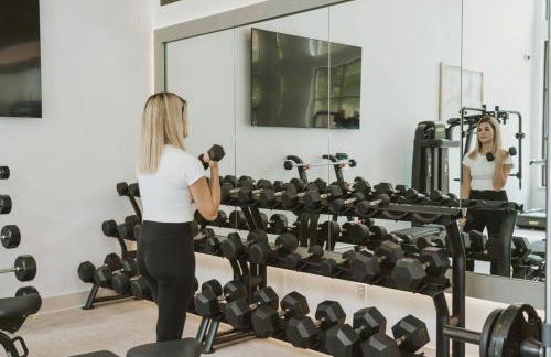 Centrally-Located 1BR Suite with Resort Pool View - Foto 30