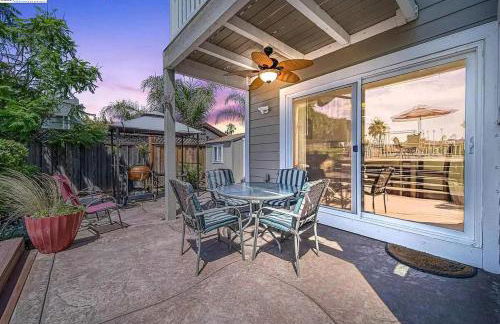 Waterfront Sleeps 6 near Marina with Hot Tub - Foto 12