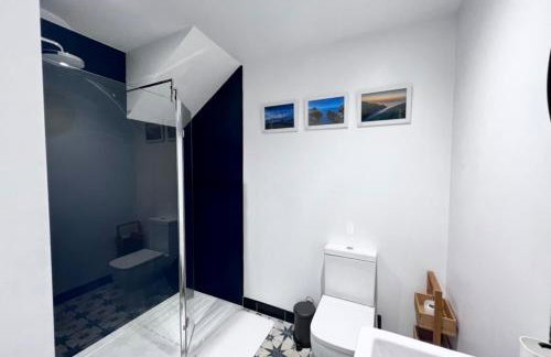 Orchard Lodge-Coastal Retreat, newly built hideaway with village views and private terrace - Foto 27