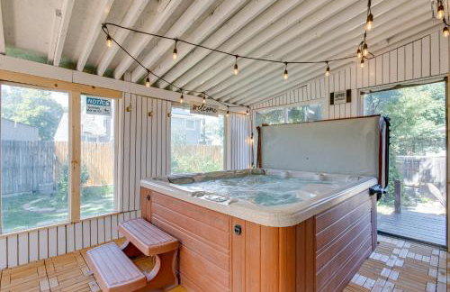 Spacious Aurora Retreat w/ Game Room + Hot Tub! - Foto 2