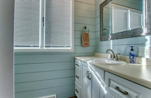 Waterfront retreat w/ wraparound deck & BBQ - Foto 8