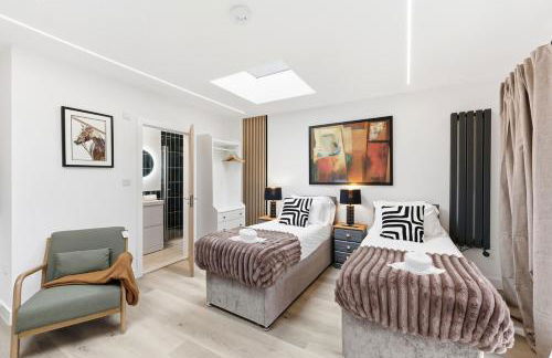 Unique 5 Bedroom 4 Bathroom House with Self-Contained-Studio - Excellent Location - Pool Table, Super-Fast Wifi, Smart TV and Self-Check-In by Yoko Property - Photo 25