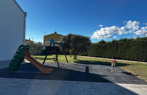 Amplio y Cómodo chalet a 15 minutos del centro con piscina y pistas de tenis - Foto 23