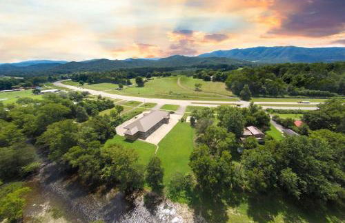 Pool and Riverfront! Couples Retreat in Smoky Mtns - Foto 30