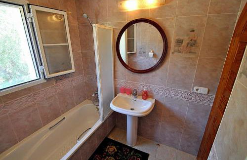 Holiday villa in 10 min from Fuengirola beach with sea views pool BBQ parking WiFi aircon big garden - Photo 26