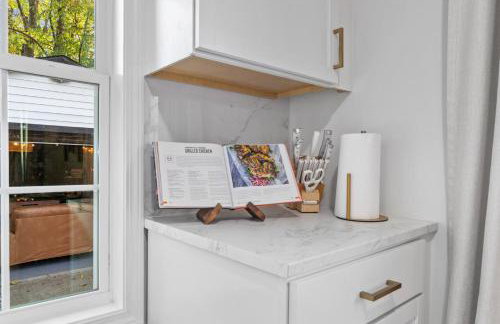 Game Room and Huge Yard with Fire Pit Yard Games and BBQ Near UE and Downtown - Foto 6