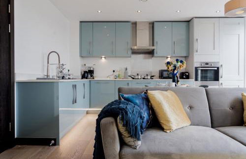 Step Free 2 Bed 2 bath Oasis FlatIClose to David Lloyd Gym with Fully Equipped Kitchen& Parking in DartfordIMins from station and 45 mins into Central London - Photo 33