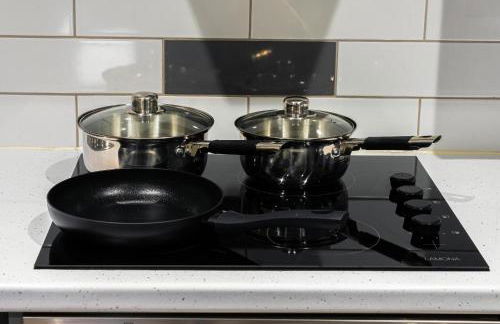 Stylish Flat in Wolverhampton - Short and long Stay with Free Parking - Photo 16