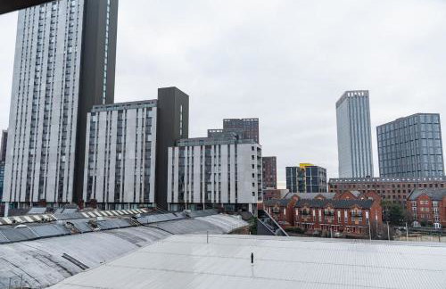 Luxury City Centre Flat with Balcony by Kammili Properties - Photo 27