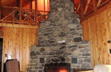 Rustic Camping Cabin with Fireplace in Private Woods near Bangor, Maine - Foto 5