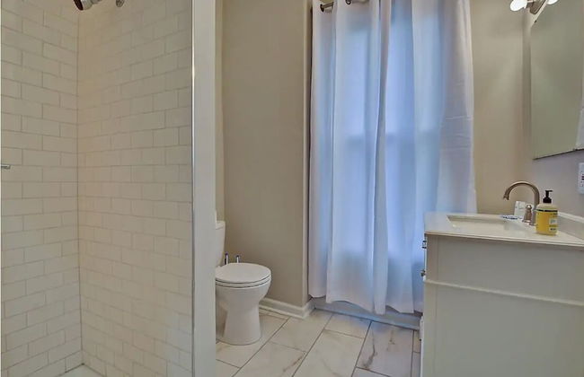 Spacious 6BR/3BA House w/ Parking! Sleeps 20! - Foto 64