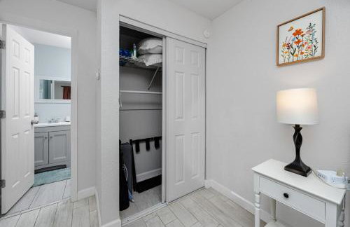 NEW Steps to Downtown - 7 Mins to Beach & Free Parking - Foto 28