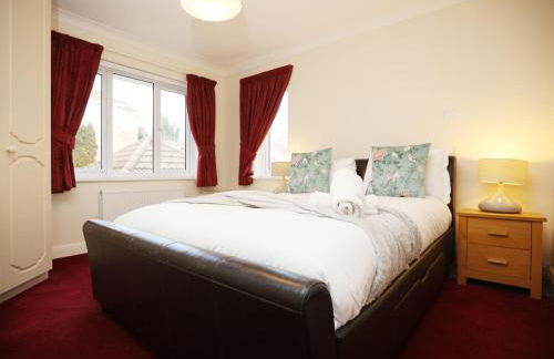 Is Y Coed Place By N And N Stays Ltd, Spacious 5 bed house in Wenvoe Cardiff, With Free Private Parking, Garden and WIFI - Photo 27