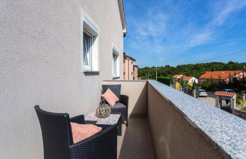 Stunning Apartment In Mladenici - Photo 2