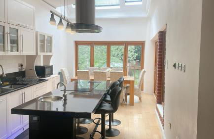 5 Bed Haven - Off Street Parking - Pool Table - Photo 2