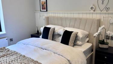 Central 2-Bed Apartment with Balcony & Parking - Foto 3