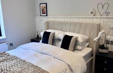 Central 2-Bed Apartment with Balcony & Parking - Foto 3